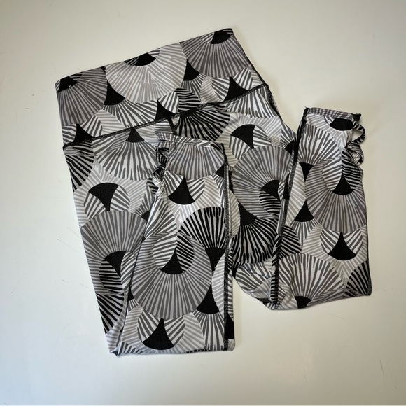 🩷AERIE HIGH WAISTED BLACK WHITE PATTERNED LEGGINGS CUT OUT 7/8 SIZE SMALL - Picture 10 of 10